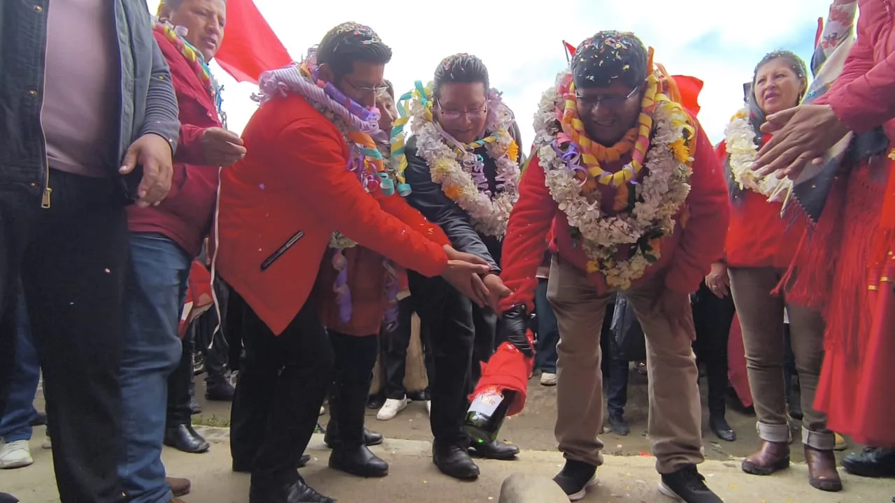 Entre vítores y proclamación, Santos Quispe afianza su candidatura en El Alto